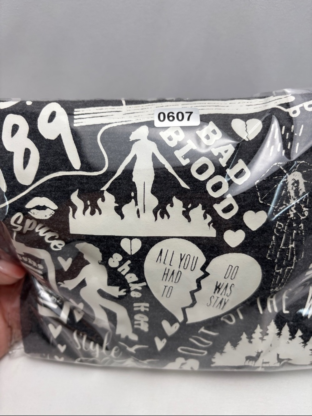 Taylor Swift 1998  Women’s Sz M Charcoal Graphic Tee with Illustration #0607‎ - Picture 8 of 8